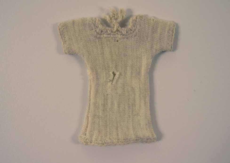 Kleding van popjes uit poppenhuis (hemd)