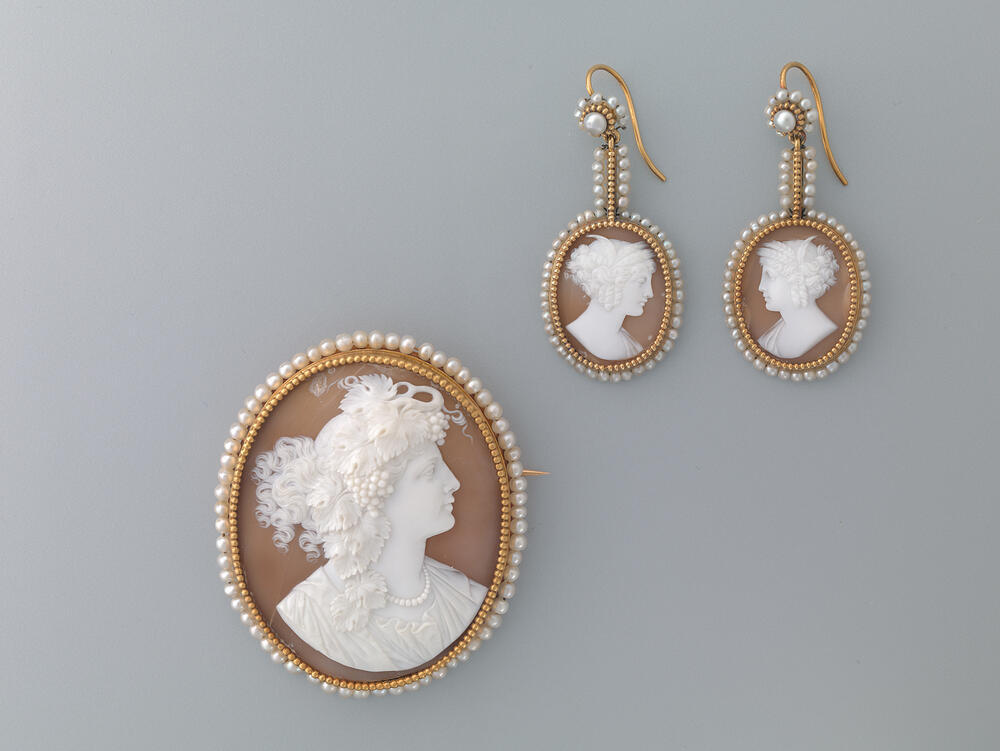 Demi-parure bestaande uit een broche/hanger met camee en twee oorbellen