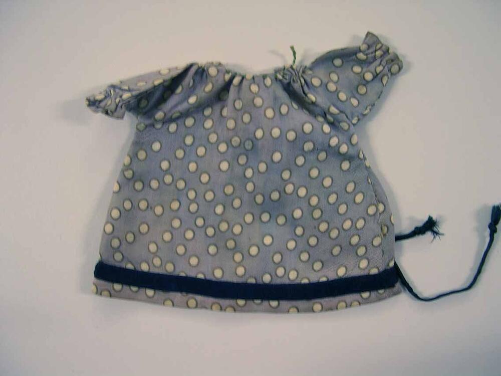 Kleding van popjes uit poppenhuis (jurkje)