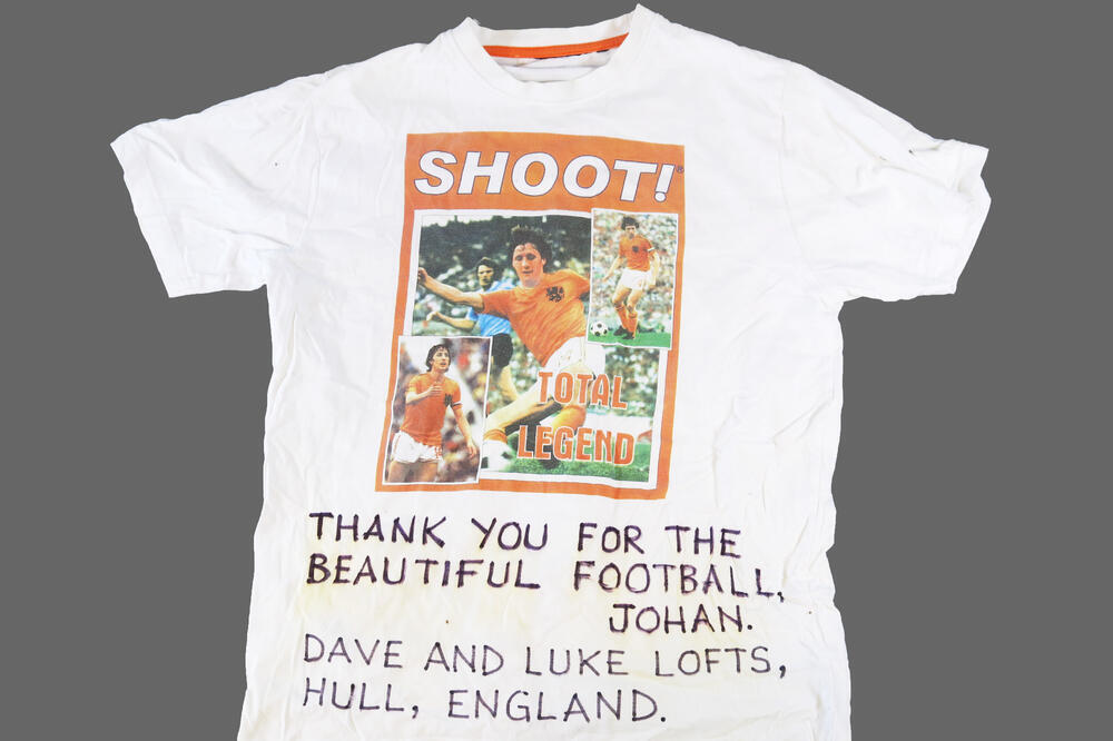 T-shirt TOTAL LEGEND (achtergelaten door fans bij ouderlijk huis van Johan Cruijjff in Betondorp na…