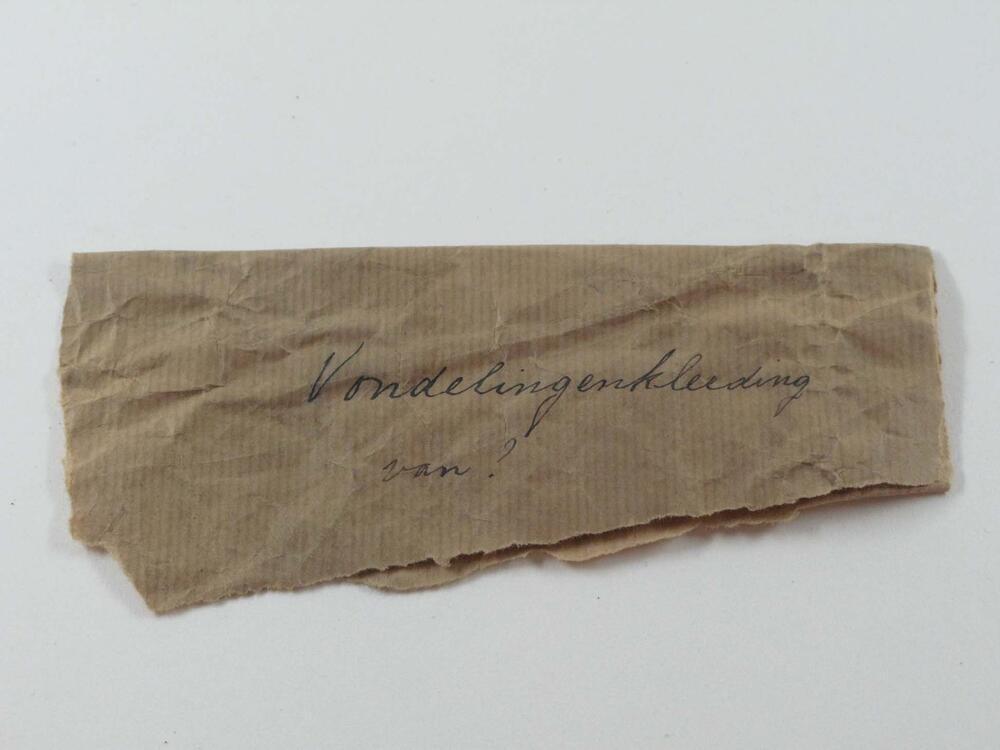 Vondelingenkleding: stukje papier met tekst