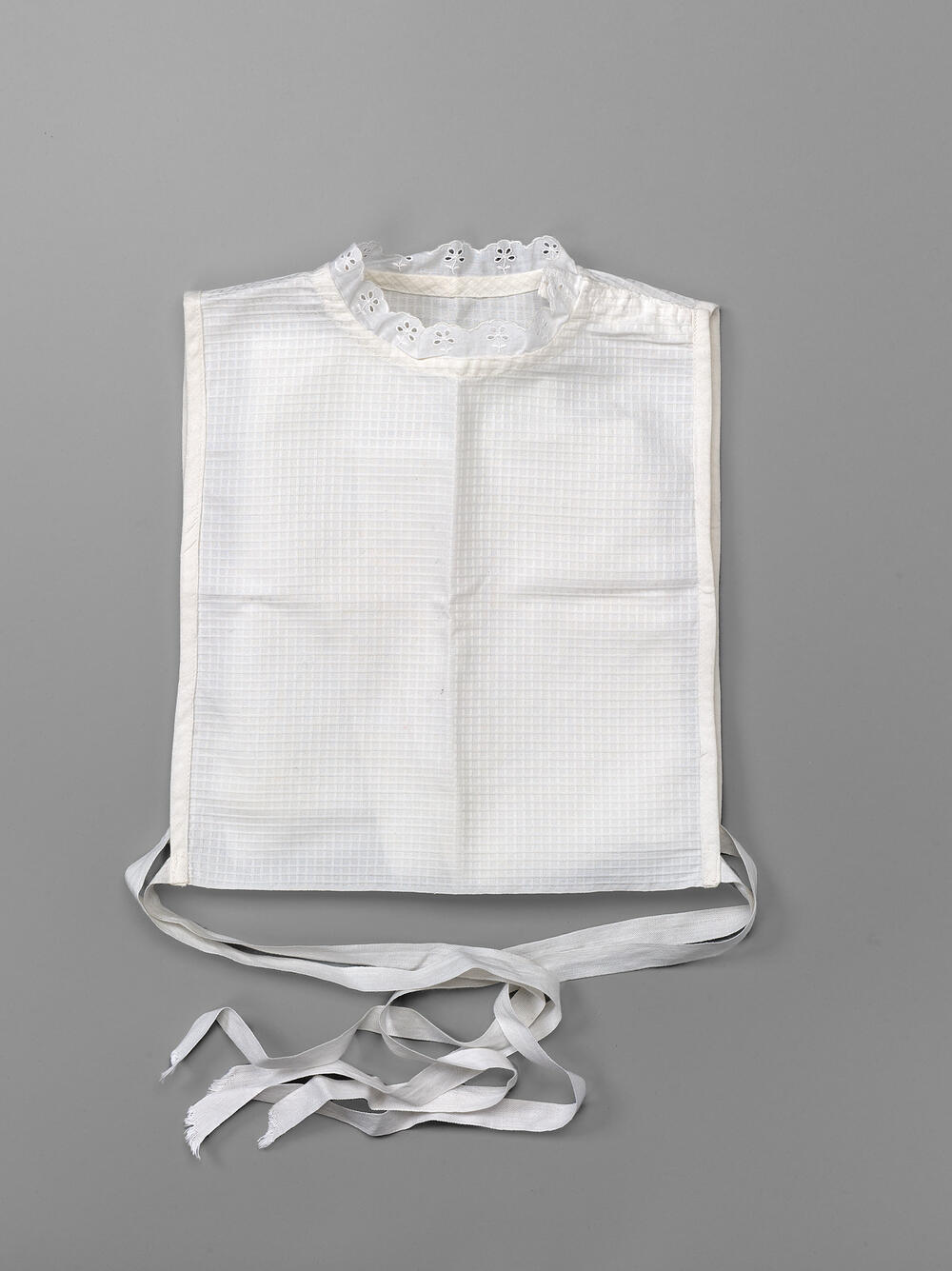 Plastron (replica) behorende bij kostuum Burgerweeshuis