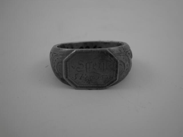 Doos met voorwerpen betreffende Van Speyk (ring)