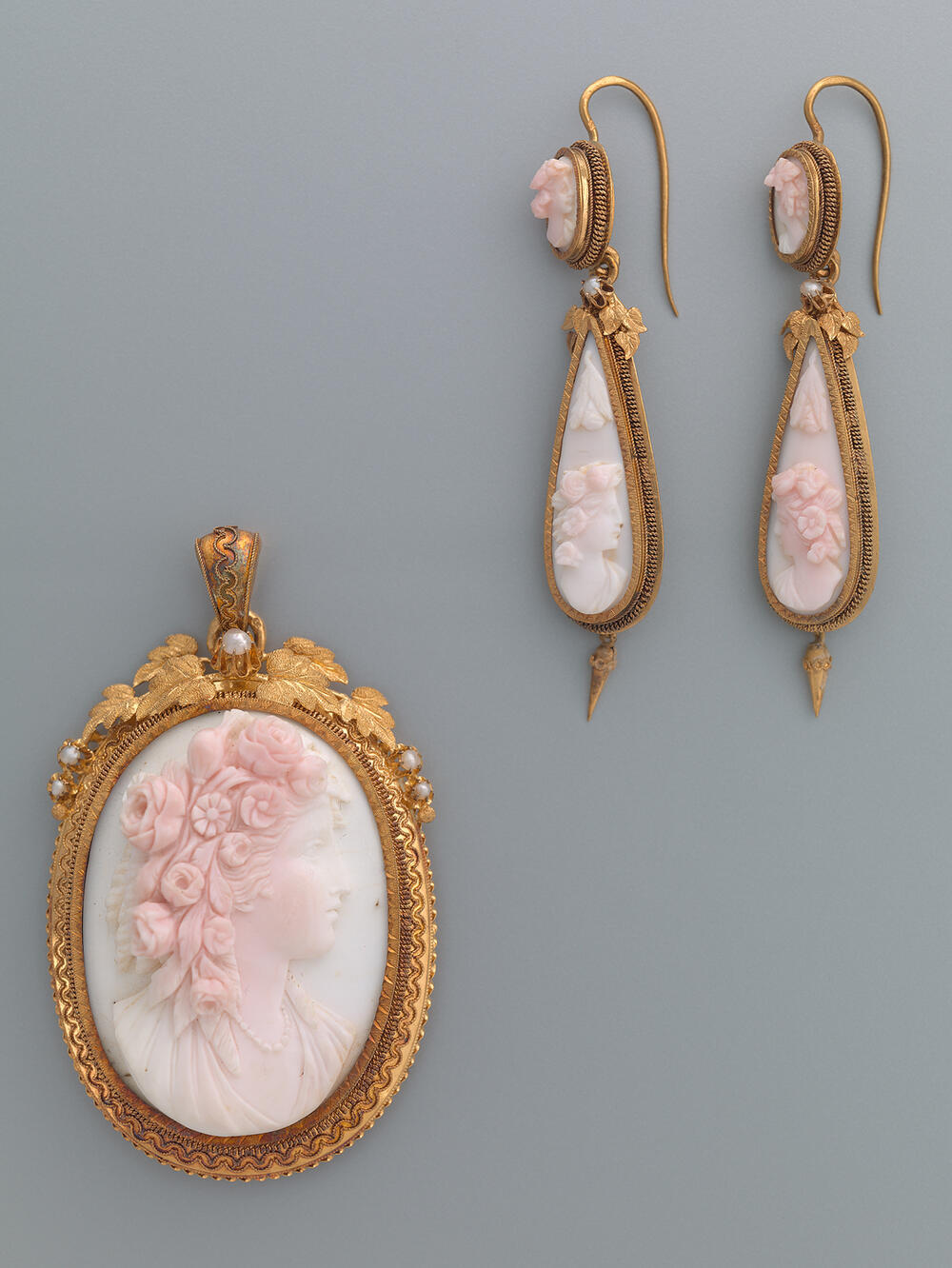 Demi-parure bestaande uit een hanger met camee en twee oorbellen