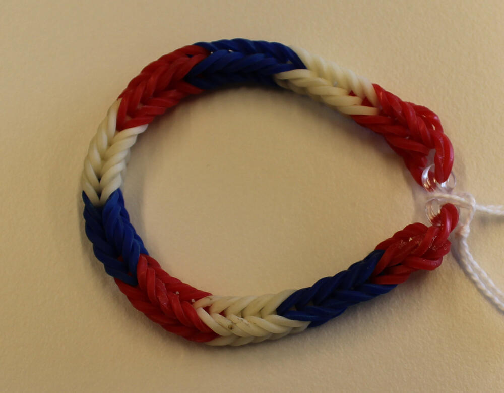Armband bij juniormodel juichpak