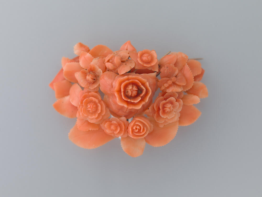 Broche met gesneden rozen en bladeren