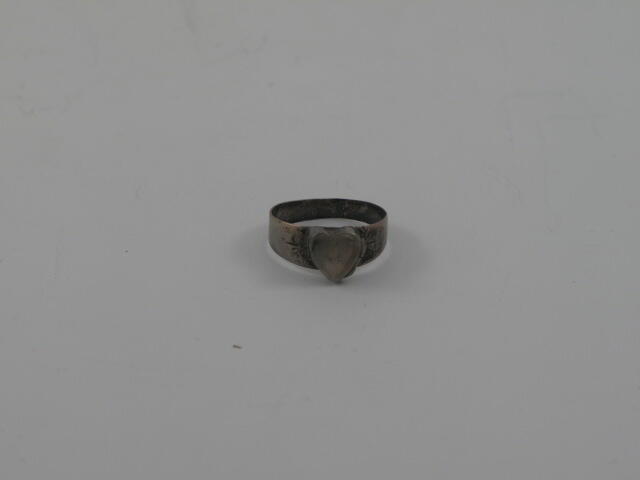Doos met eigendommen weeskind (ring)