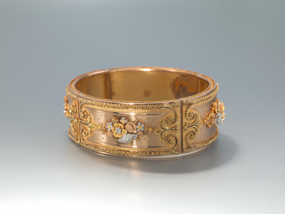 Armband versierd met geappliqueerde bloemboeketten