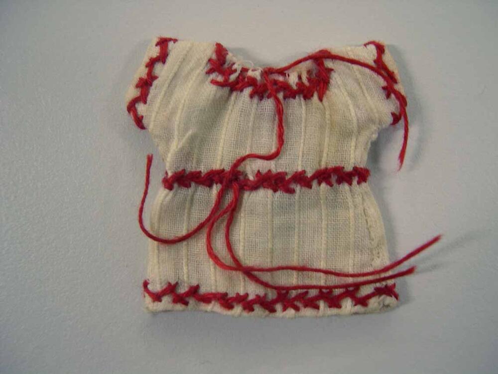 Kleding van popjes uit poppenhuis (jurk)
