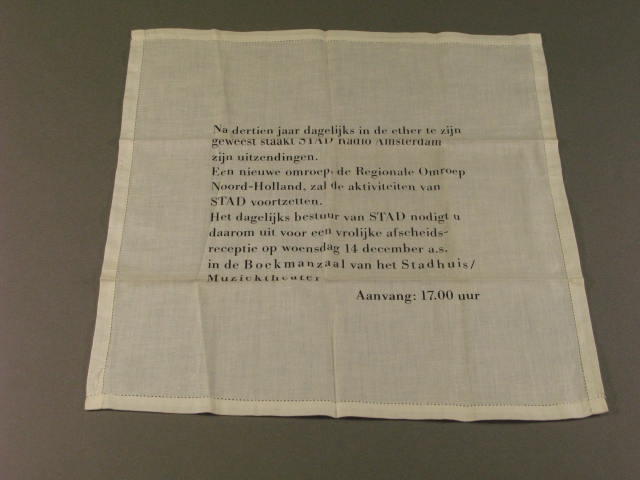 Zakdoek met opdruk, uitnodiging afscheidsreceptie STAD Radio Amsterdam