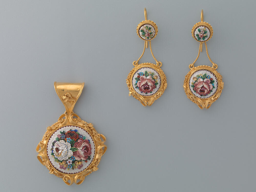 Demi-parure bestaande uit een hanger en twee oorbellen ingelegd met bloemboeketten