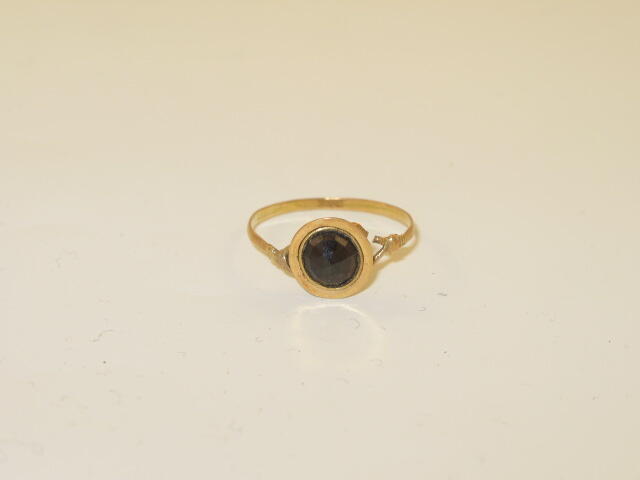 Ring met granaatje