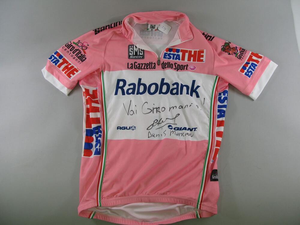 Roze 'trui', gesigneerd door Denis Menchov, winnaar Giro d'Italia 2009