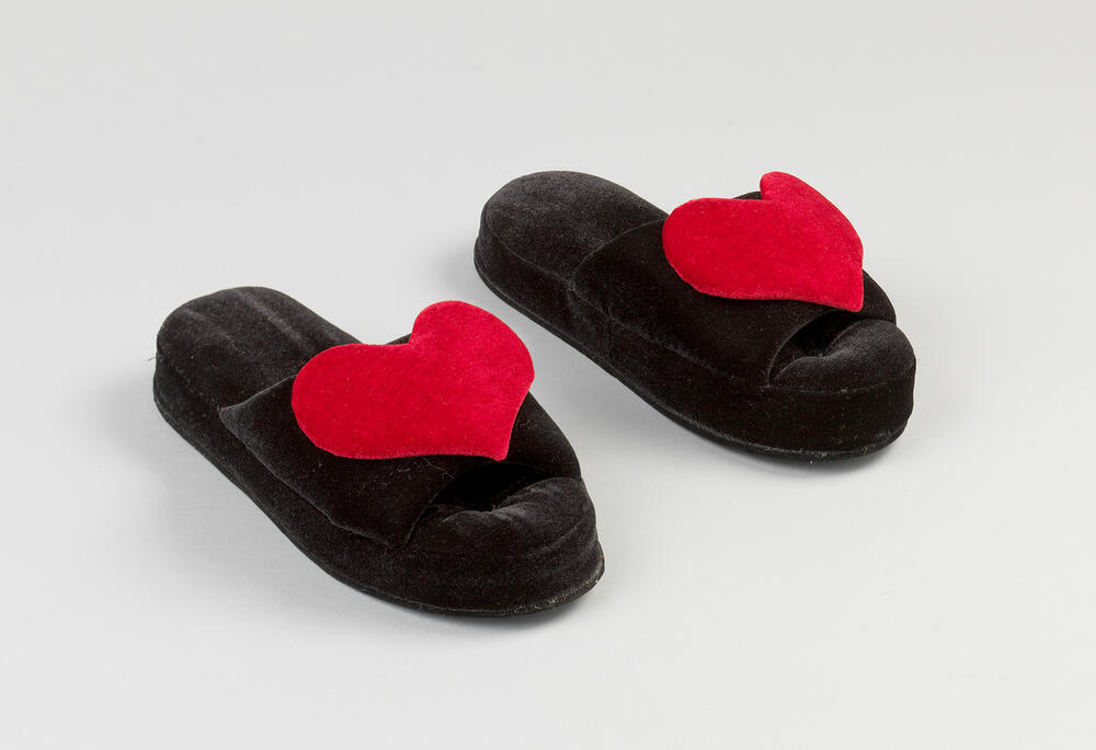 Paar damessloffen, serie 'Bed-line'