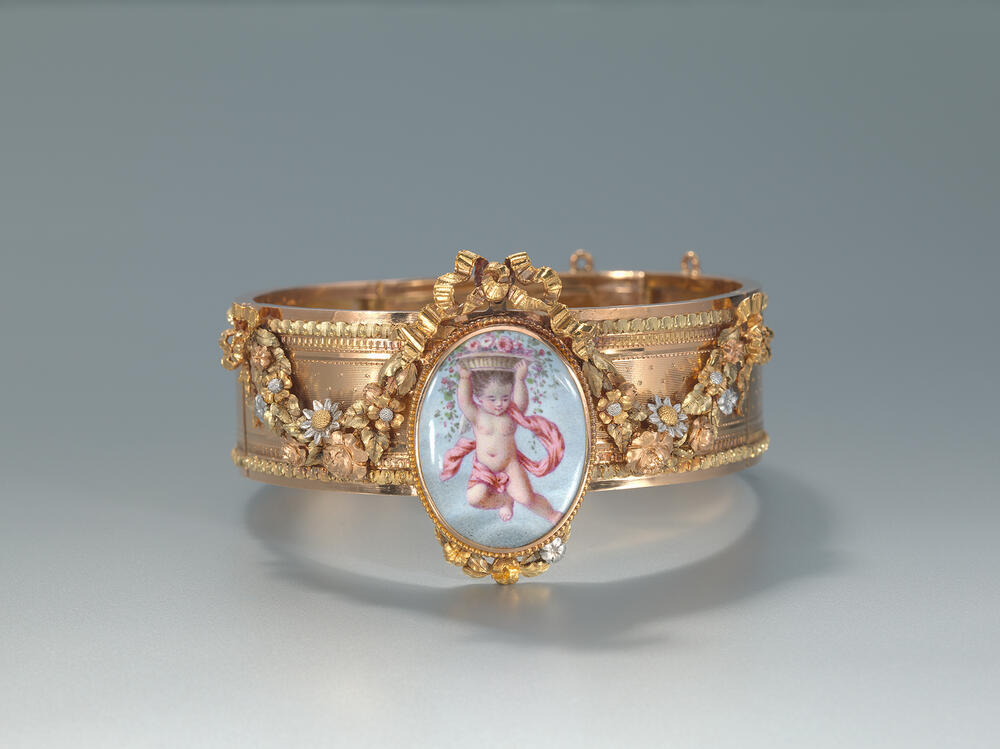 Armband met gegraveerde versieringen en een ovale medaillon met een zwevende putto