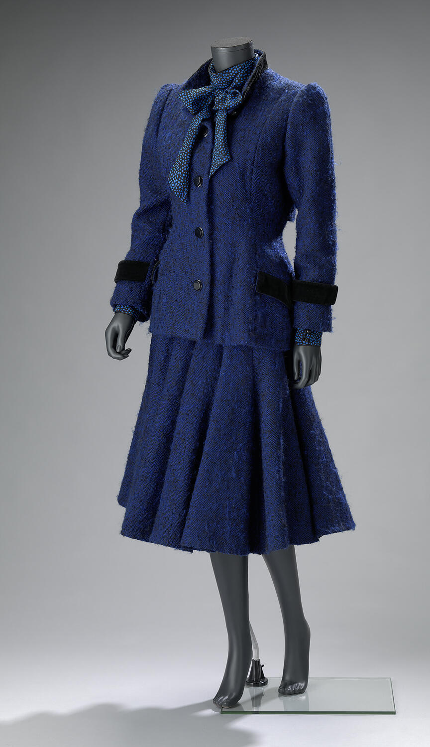Mantelpak (jas, blouse met sjerp en rok)