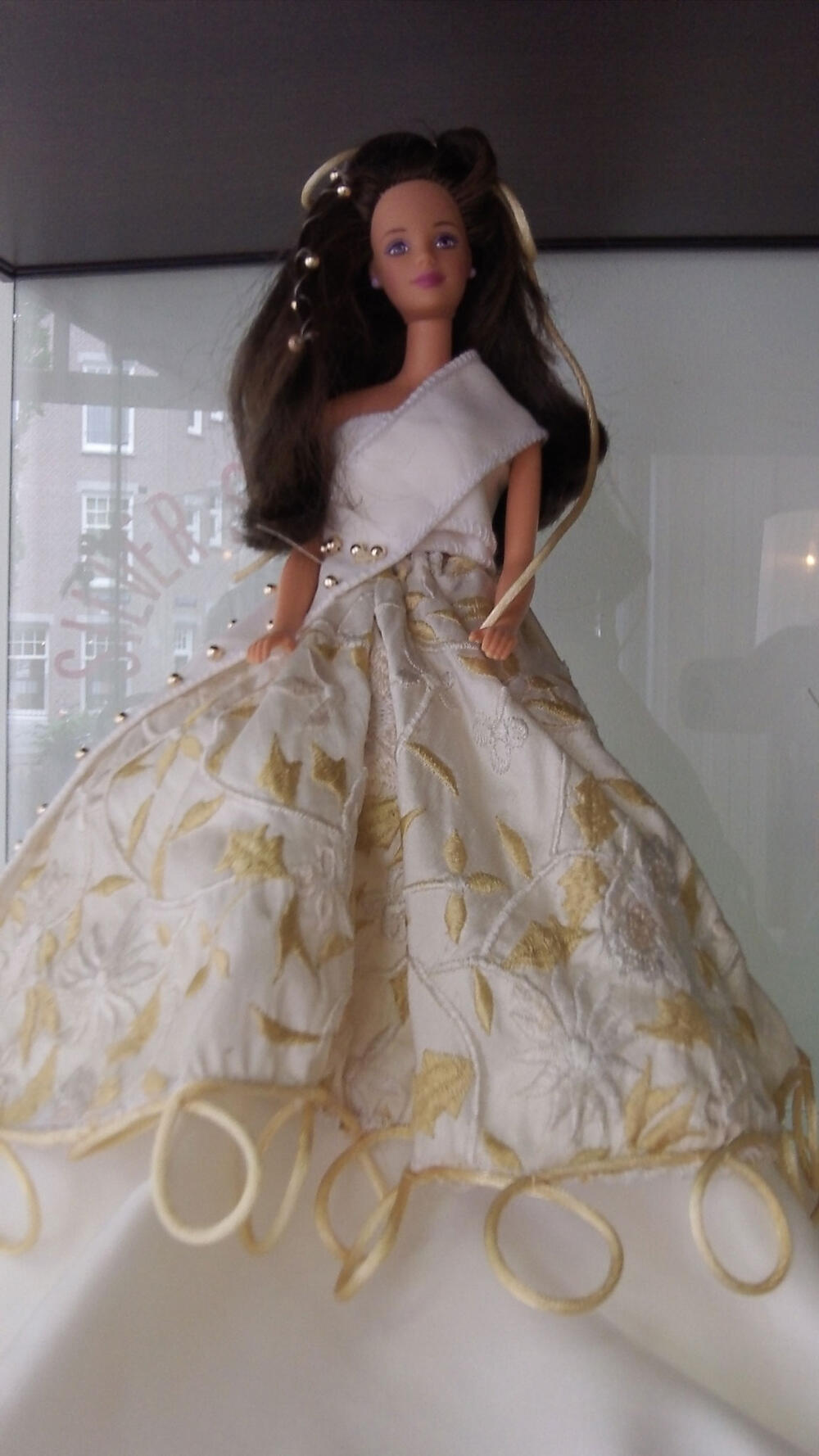'Golden Flower', Barbiepop met trouwjapon van meidencentrum Silver Scissors,