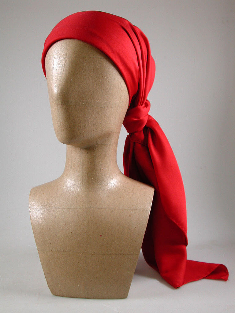 Hoofddoek, rode sjaal