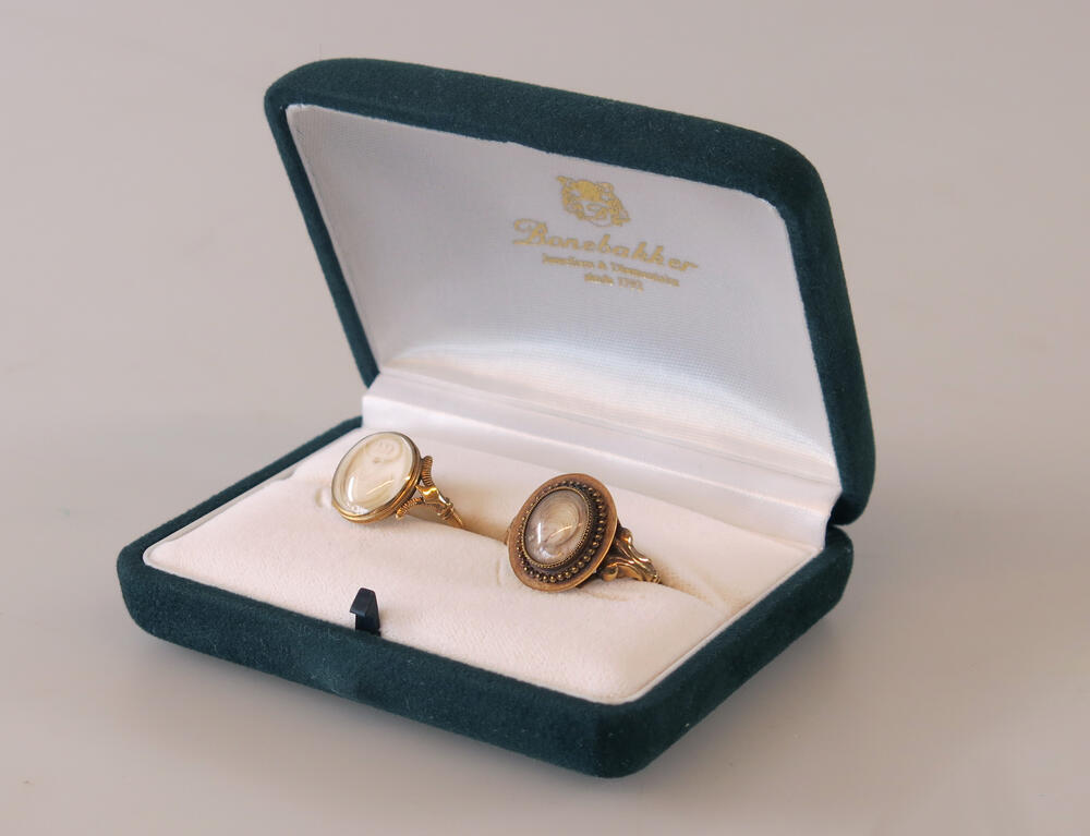 Twee gouden ringen in doosje