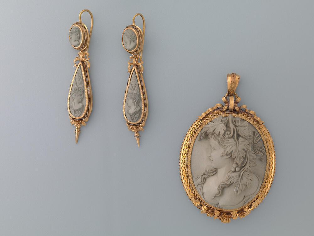 Demi-parure bestaande uit een hanger met camee en twee oorbellen