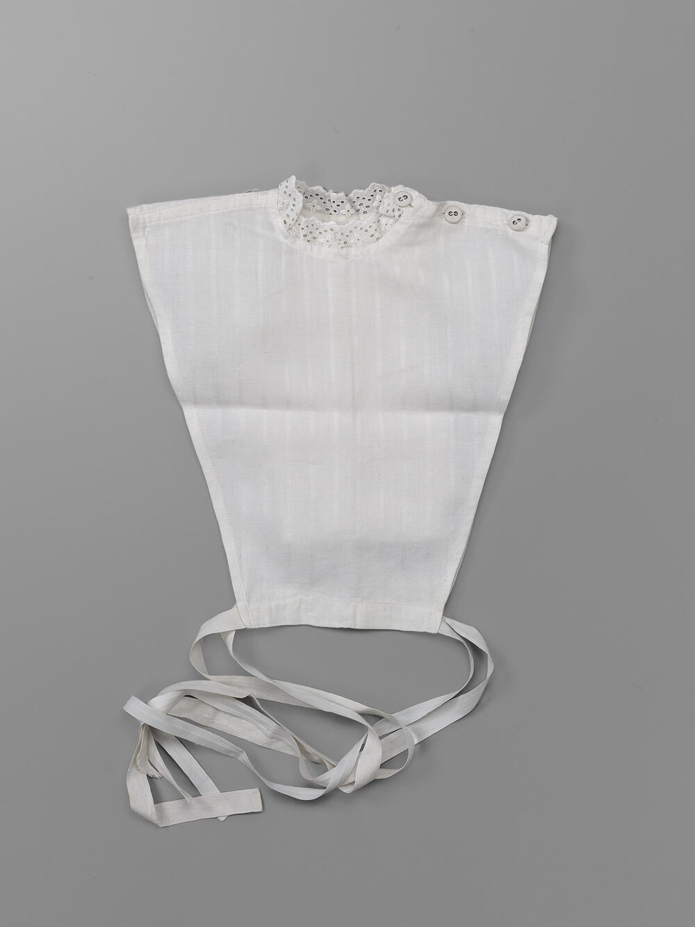 Plastron (replica) behorende bij kostuum Burgerweeshuis