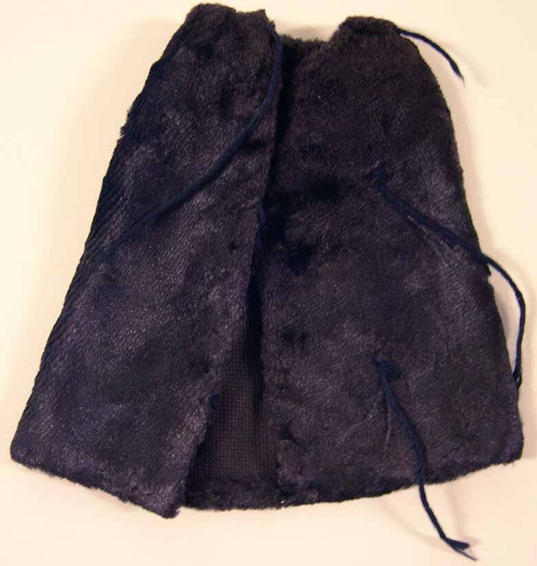 Kleding van popjes uit poppenhuis (cape)