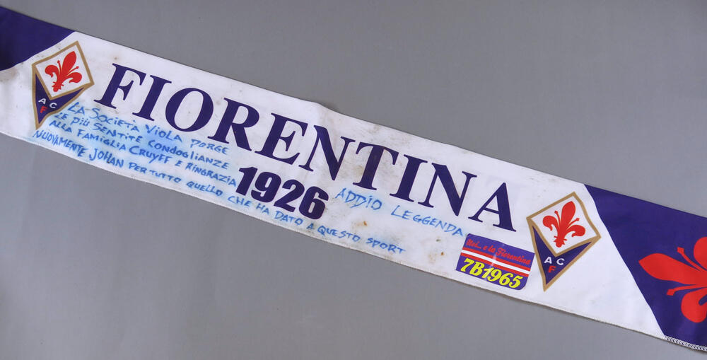 Fiorentina-sjaal (achtergelaten door fans van Johan Cruijff bij zijn ouderlijk huis in Betondorp na…