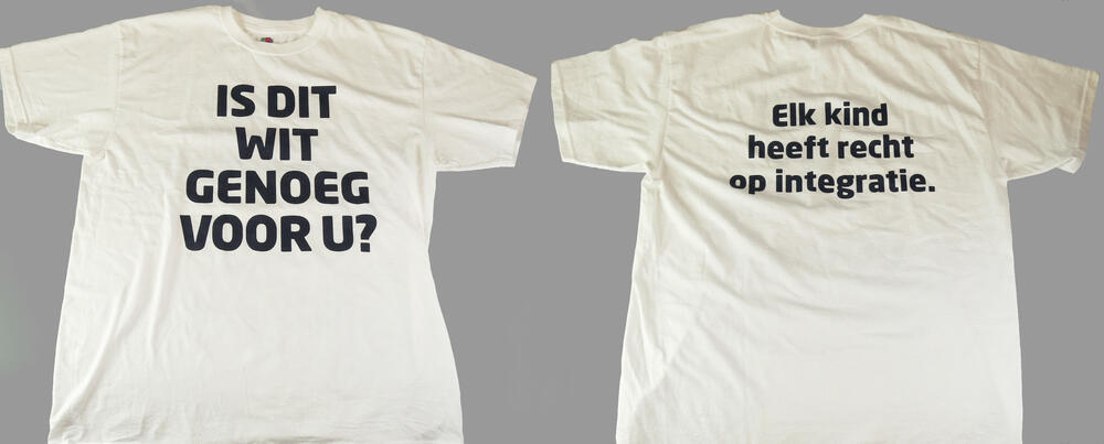 T-shirt 'Is dit wit genoeg voor u?'/'Elk kind heeft recht op integratie.'