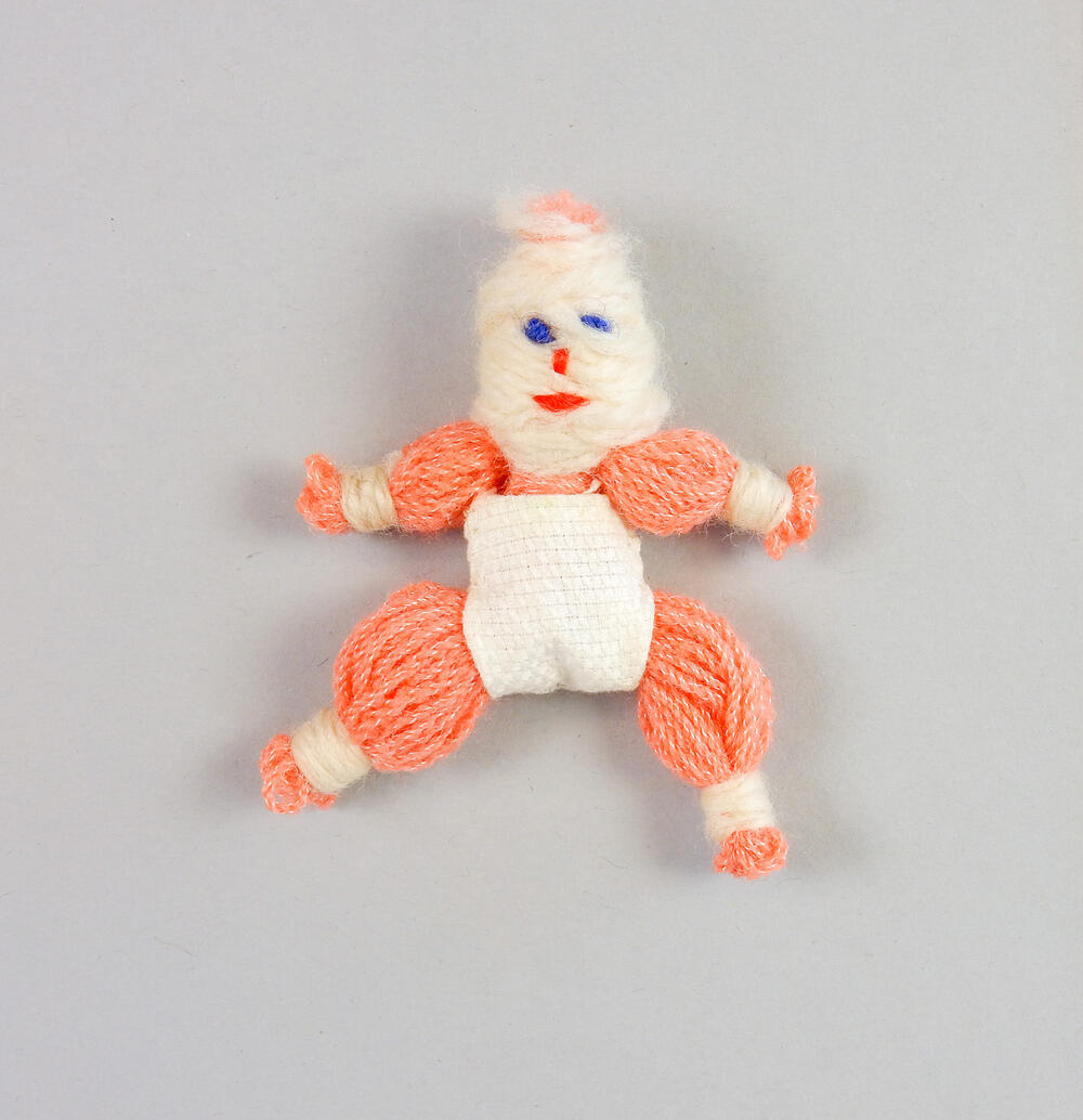 Vier poppetjes van textiel (babypopje)