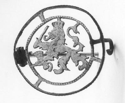 Broche vervaardigd van uitgezaagde halve stuiver (2½ cent )