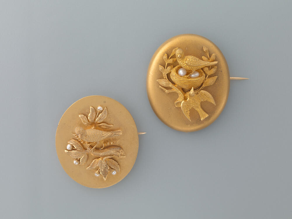 Broche versierd met vogels op een tak, achterzijde een medaillon
