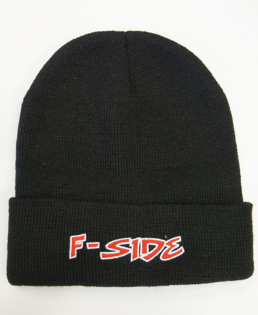 Muts met het logo van F-side