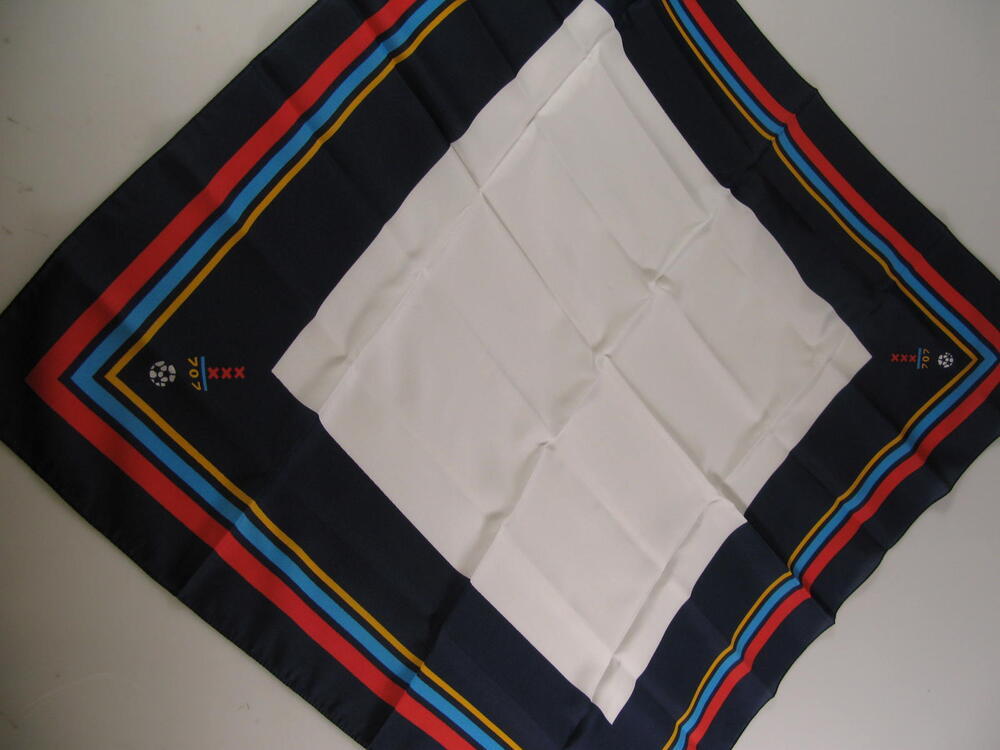 Blauw, wit, geel en rode sjaal "XXX 707" met voetbal