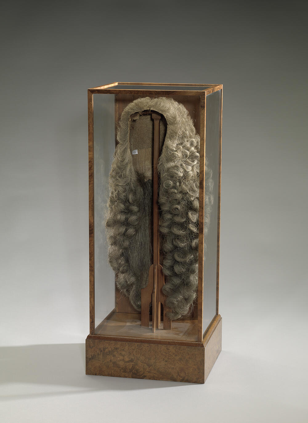 Pruik van Egbert de Vrij Temminck, burgemeester van Amsterdam, in vitrine
