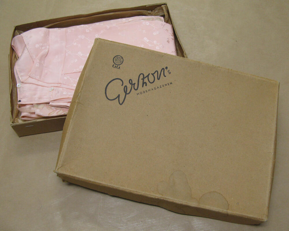 Gerzon kledingdoos met tweedelige ondergoed set: onderjurk en onderbroek
