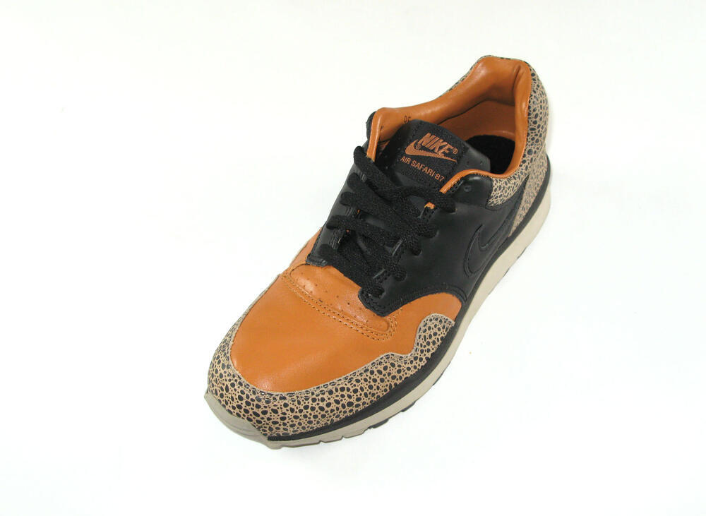 Linkersneaker van Edson Sabajo, type Air Safari
