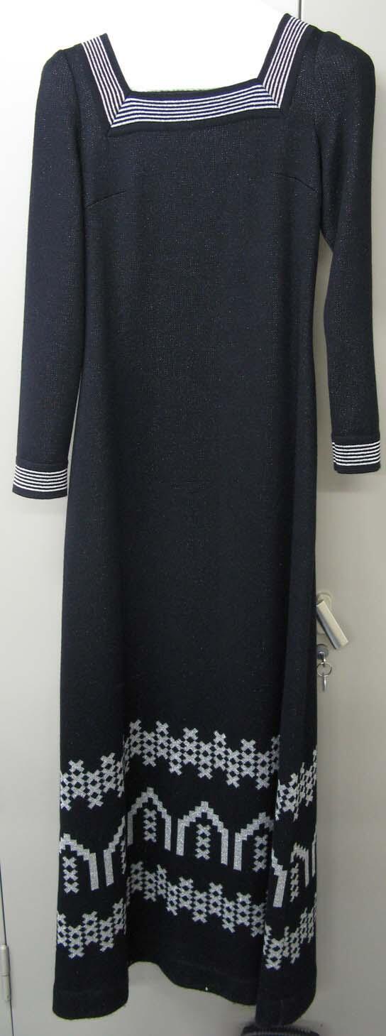 Lang gebreide zwarte japon met boothals (bij lurex ensemble Amsterdam 700)