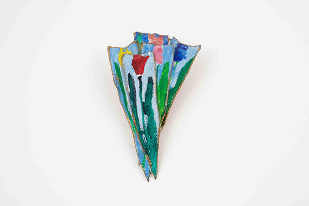 Broche van geverfd textiel