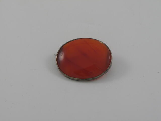 Doos met eigendommen weeskind (broche)