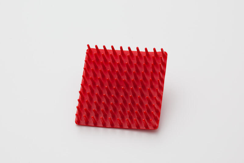 Borstelbroche rood