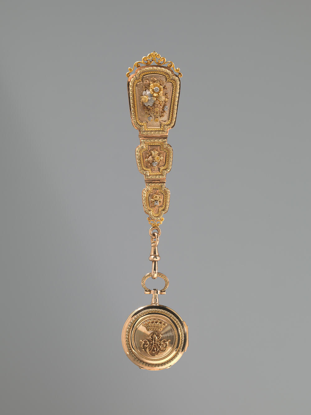 Horloge met cilindergang versierd met een monogram SA en bijpassende chatelaine