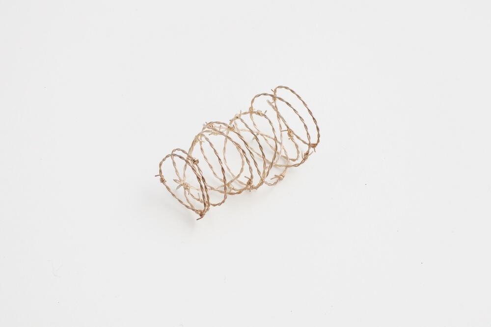 Broche van zilverdraad