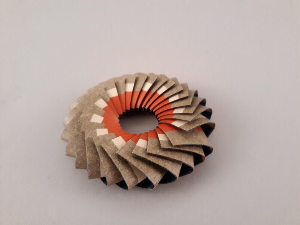 Armband van gevouwen papier