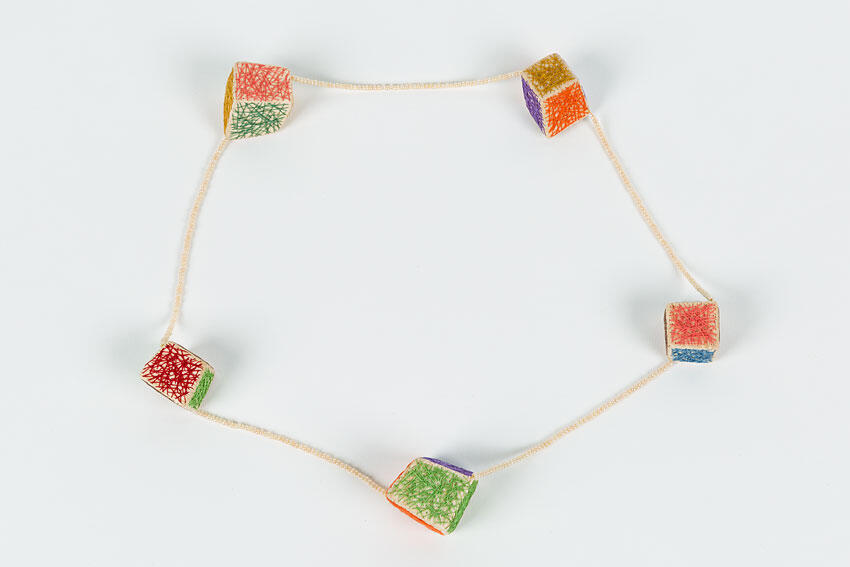 Collier 'Uit het lood' (of: 'Cubes') (no. 27)