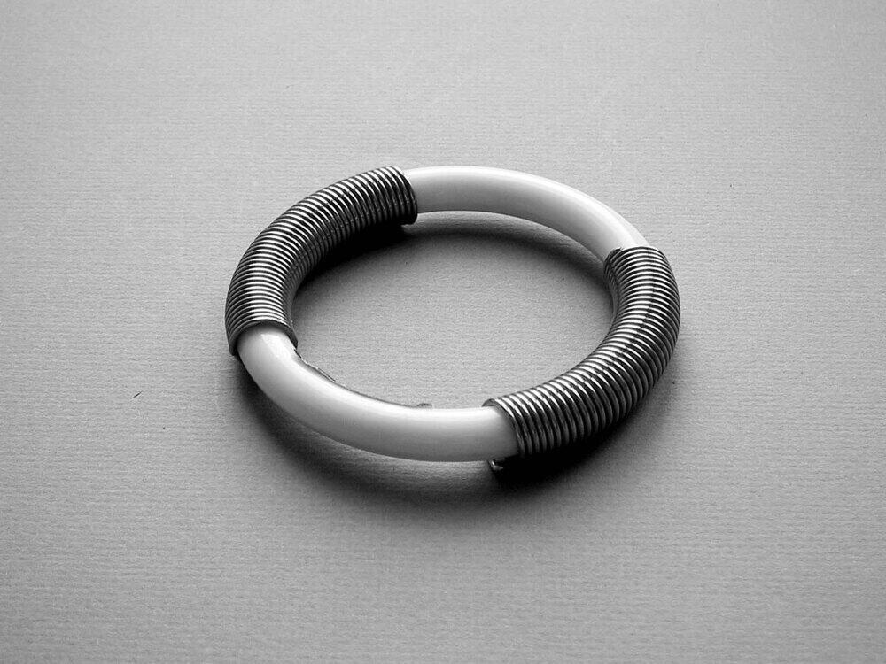 Armband van kunststof en roestvrij staal