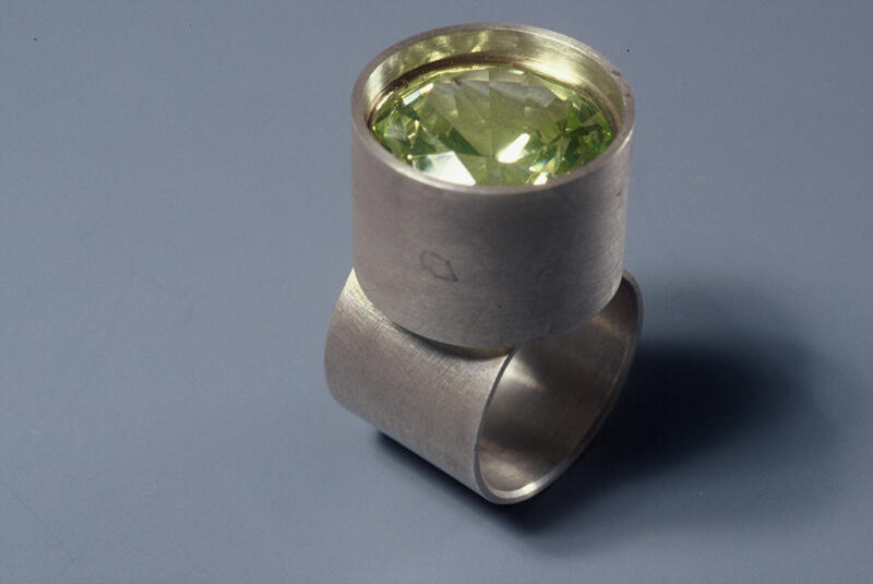 Ring van zilver, synthetische steen en goud