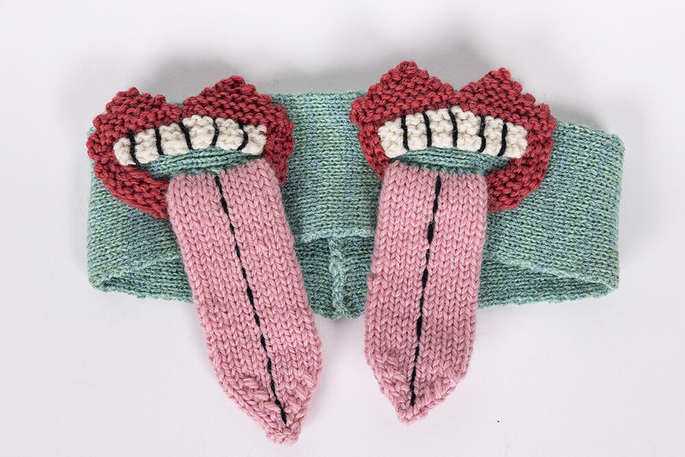 The Tongue Mask, haarband en mondkapje