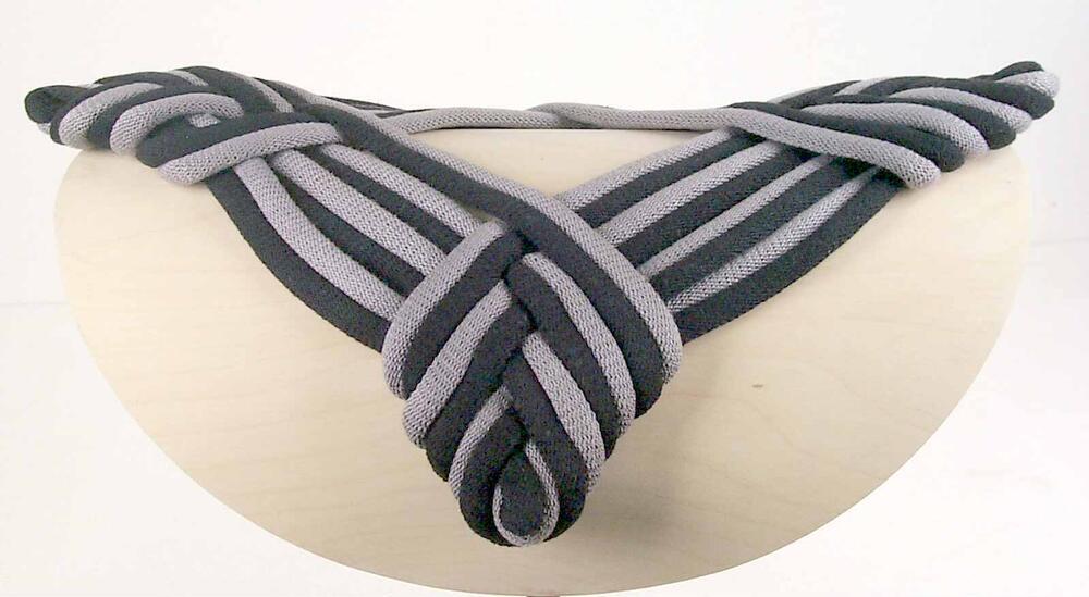 Halssieraad 'Vierknoop' (uit 'Cirkelproject')