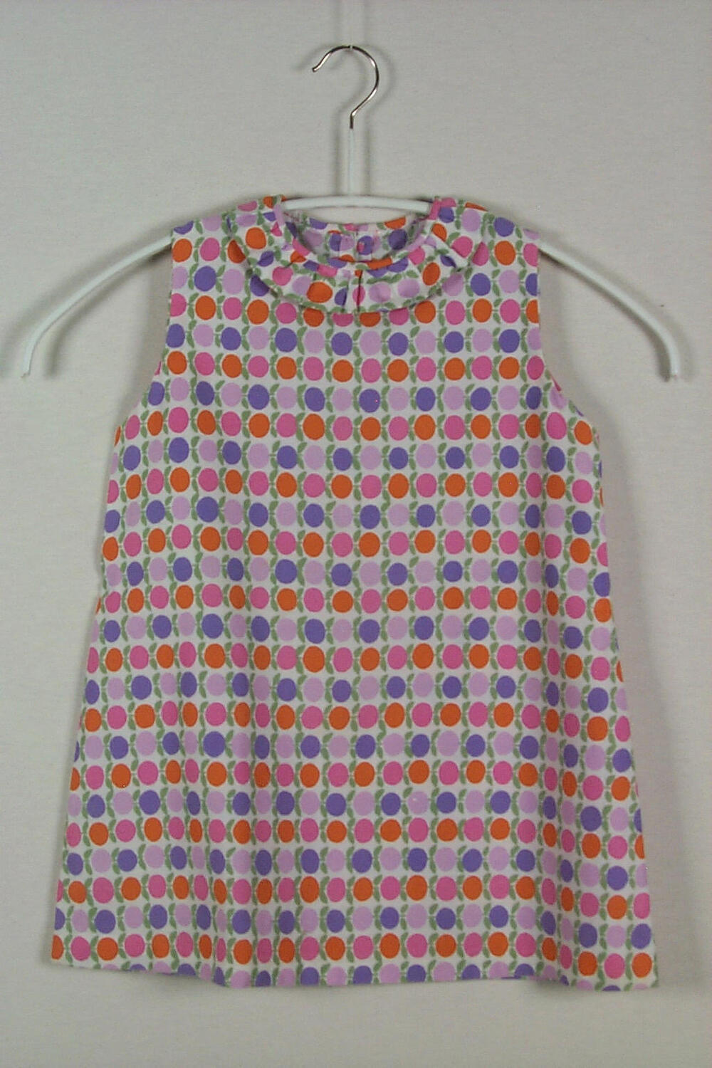 Kinderjurk Ploegstof met roze, oranje en paarse appeltjes