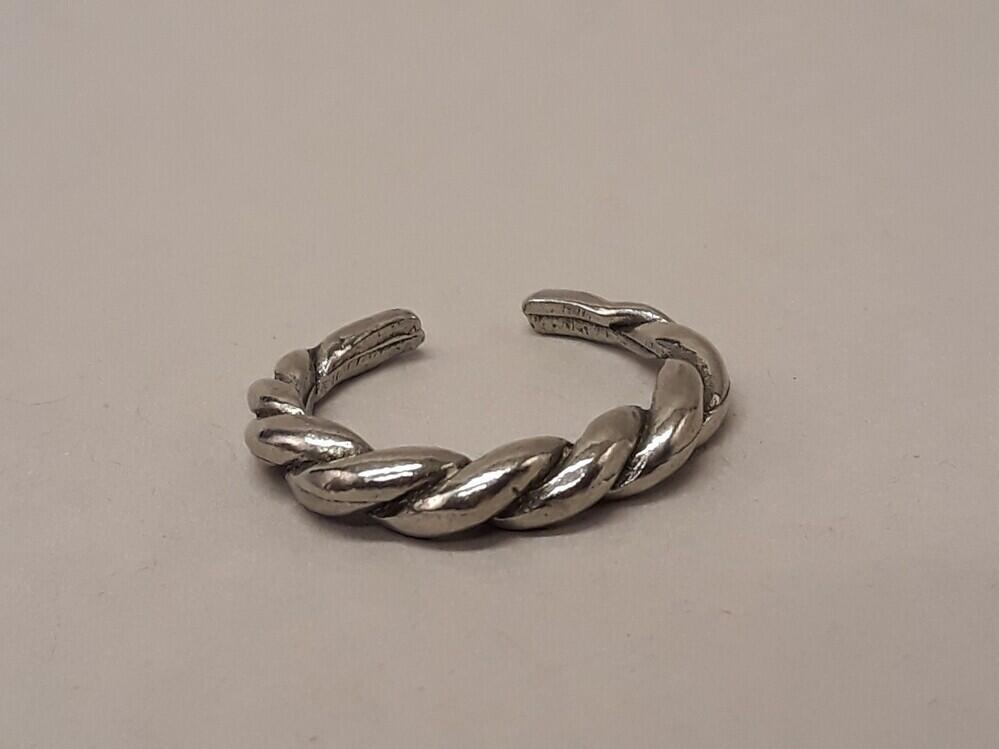 Ring van twee gevlochten staafjes